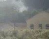 Zjarri nuk ‘kursen’ asnjë hapësirë/ Flakët rrezikojnë banesat dhe shkollën e fshatit, në Përlat të Mirditës