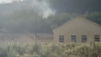 Zjarri nuk ‘kursen’ asnjë hapësirë/ Flakët rrezikojnë banesat dhe shkollën e fshatit, në Përlat të Mirditës