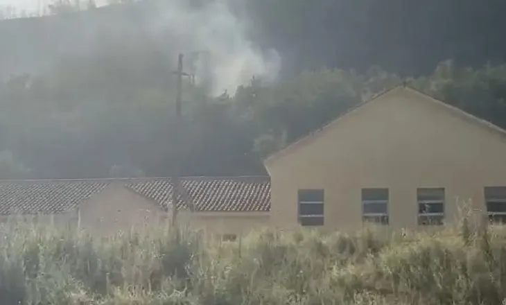 Zjarri nuk ‘kursen’ asnjë hapësirë/ Flakët rrezikojnë banesat dhe shkollën e fshatit, në Përlat të Mirditës