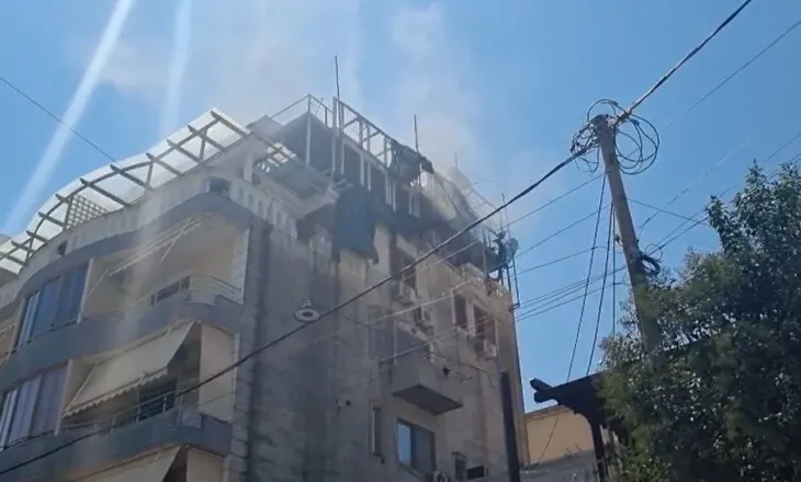 Zjarri përfshin katin e pestë të një pallati në Sarandë, flakët përhapen me shpejtësi