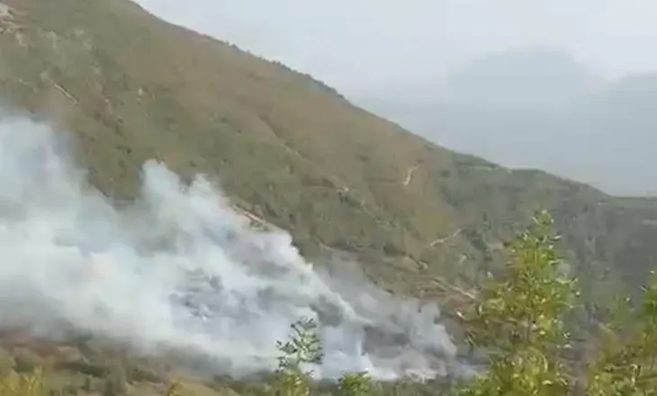 Zjarri përfshin malësinë e Krujës, flakët përhapen me shpejtësi/ Terreni i pamundur për zjarrfikëset, kërkohet ndërhyrje nga ajri!