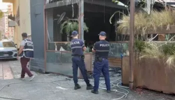 Zjarri përfshin një hotel në Lungomare të Vlorës, 7 persona dërgohen në spital