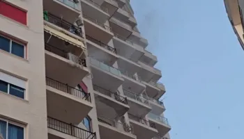 Zjarri përfshin një pallat te Shkëmbi i Kavajës, persona të bllokuar në disa kate