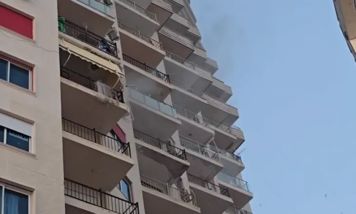 Zjarri përfshin një pallat te Shkëmbi i Kavajës, persona të bllokuar në disa kate