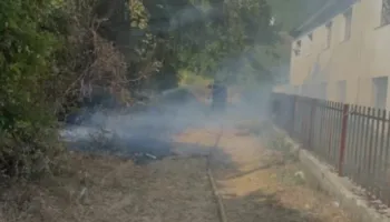 Zjarri përfshin zonën e banuar në Orenjë, rrezikohen banesat dhe shkolla