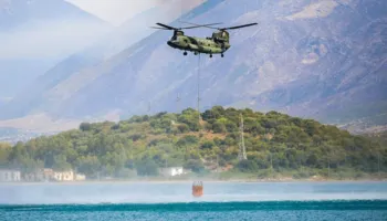 Zjarri pushton kodrën në Palasë, flakët përhapen nga era, ndërhyn helikopteri