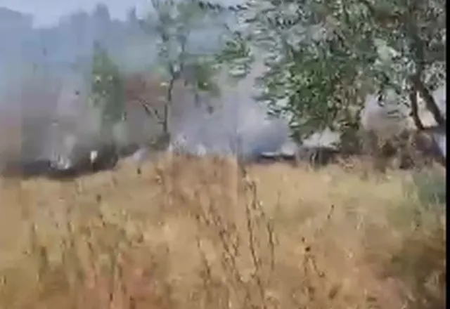 Zjarri “pushton” ullishten në Cërrik, rrezikohen banesat pranë