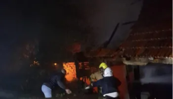 Zjarri shkrumbon magazinën me prodhime bujqësore në Berat, shpëton banesa dykatëshe