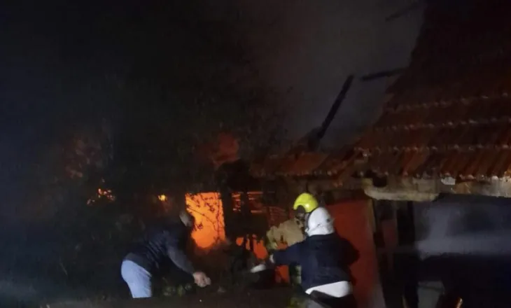 Zjarri shkrumbon magazinën me prodhime bujqësore në Berat, shpëton banesa dykatëshe