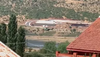 Zjarri vijon të djegë pyjet, situatë kritike në Bulqizë, nis dhe ndërhyrja nga ajri me helikopter!