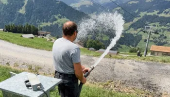 Zvicra shqyrton përdorimin e dëborës artificiale për të luftuar zjarret