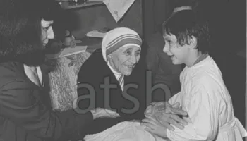 10 vite nga shenjtërimi i Nënë Terezës, momente nga vizita në Shqipëri përmes fotove të ATSH-së