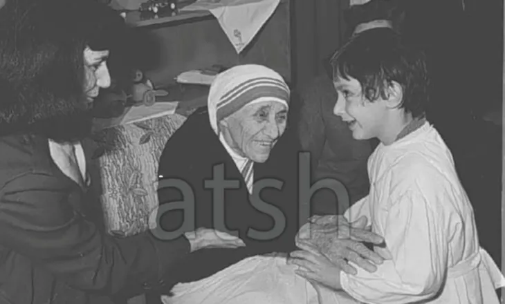 10 vite nga shenjtërimi i Nënë Terezës, momente nga vizita në Shqipëri përmes fotove të ATSH-së