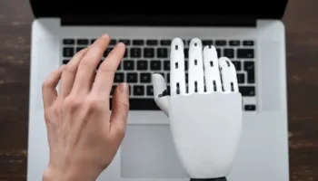 “100% njerëzore”, etiketa e re për librat e krijuar pa inteligjencë artificiale