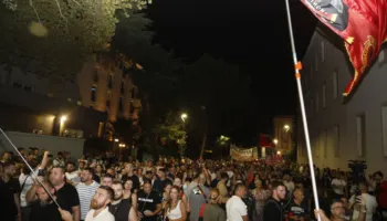 101 ditë qëndresë! Dje rrethuan Kryeministrinë dhe sot para Kuvendit, protestuesit: T’i presim deputetët me vezë e domate