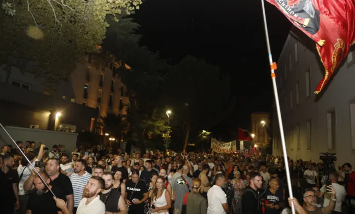 101 ditë qëndresë! Dje rrethuan Kryeministrinë dhe sot para Kuvendit, protestuesit: T’i presim deputetët me vezë e domate