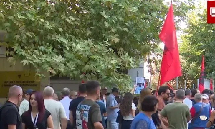 14 protestuesit e arrestuar dalin para gjykatës, mbështetësit në protestë: Nuk jeni vetëm!