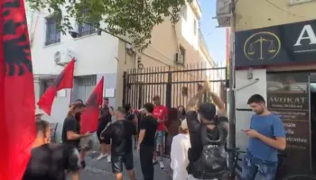 14 të arrestuar pas kaosit te Kryeministria, protestuesit mblidhen para Komisariatit nr. 3: Lironi shqipet!