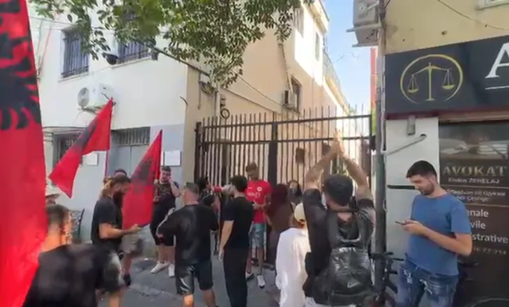 14 të arrestuar pas kaosit te Kryeministria, protestuesit mblidhen para Komisariatit nr. 3: Lironi shqipet!