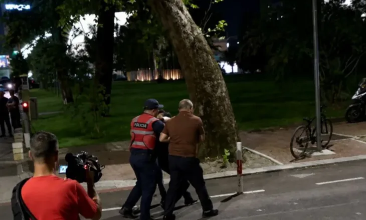 2 orë Kryeministra në ‘rrethim’, 14 protestues në pranga! Policia: Në godinë ndodheshin personalitete të larta shtetërore