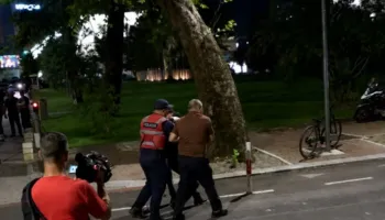 2 orë Kryeministra në ‘rrethim’, Policia: 14 protestues në pranga, në godinë ndodheshin personalitete të larta shtetërore