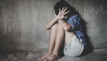 29-vjeçari pranon se përdhunoi vajzën e dajës së tij, si u shpërndanë VIDEOT INTIME