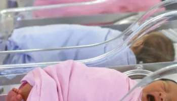 55.000 dollarë për çdo fëmijë deri në moshën 17-vjeçare, kryeministri i Singaporit shpall politikat mbështetëse për familjet –