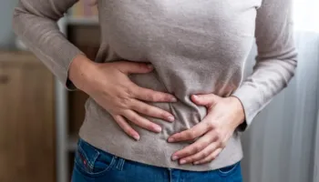 6 zakone në mëngjes që përkeqësojnë kapsllëkun