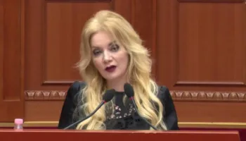 “730 komente që flisnin për varje dhe pushkatim!”- Deputetja Luarasi flet për videon e sulmit verbal: U përndoqa nga një grup që më ngjanin me pionerët e Enverit
