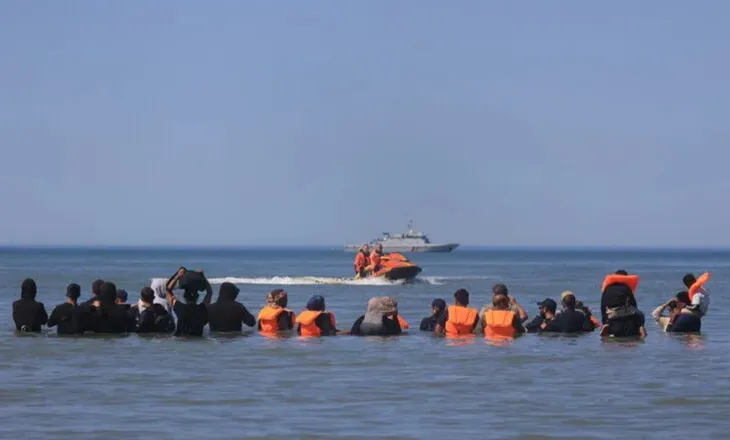 781 migrantë kalojnë Kanalin Anglez, numri më i lartë ditor i Britanisë këtë vit