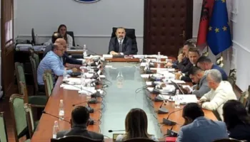 8 vota pro dhe 3 kundër/ Miratohet te ‘Ligjet’ drafti i PS për pagat e magjistratëve! ‘Fjalën’ e fundit e ka Kuvendi