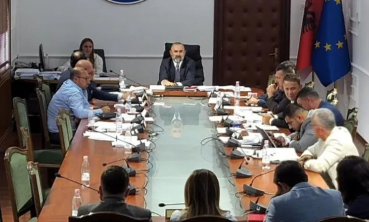 8 vota pro dhe 3 kundër/ Miratohet te ‘Ligjet’ drafti i PS për pagat e magjistratëve! ‘Fjalën’ e fundit e ka Kuvendi