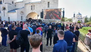 A do t’i ndalohet rruga në BE? Costa dhe Von der Leyen: Të shokuar nga Serbia me funeralin e Mlladiç