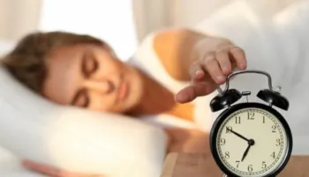 A janë vërtet 8 orë gjumë të domosdoshme? Studimi i ri sfidon rregullin që kemi besuar prej dekadash