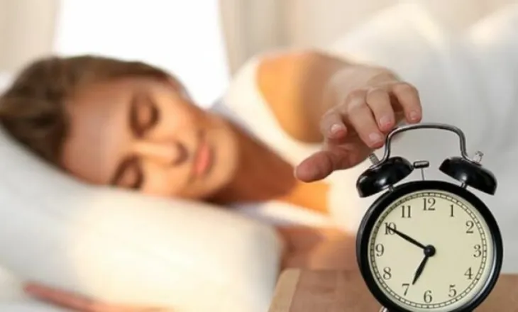 A janë vërtet 8 orë gjumë të domosdoshme? Studimi i ri sfidon rregullin që kemi besuar prej dekadash