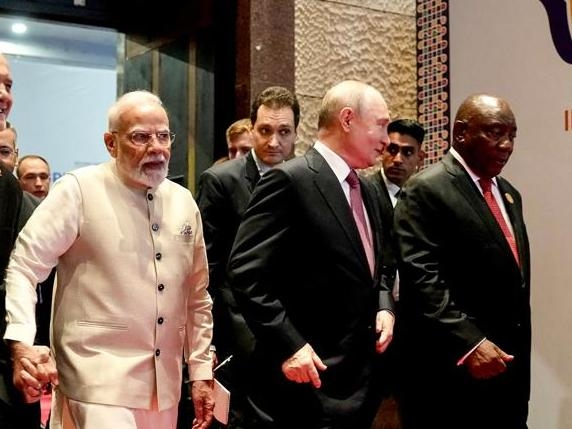A mund ta bëjnë Xi Jinping dhe Modi atë që nuk e bëri Trump? Rusia hap derën për negociata