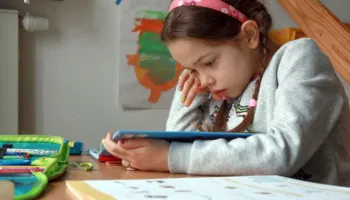 A mund të tregojë pulitja e syve se si po zhvillohet truri i fëmijës? Studimi i ri zbulon lidhjen