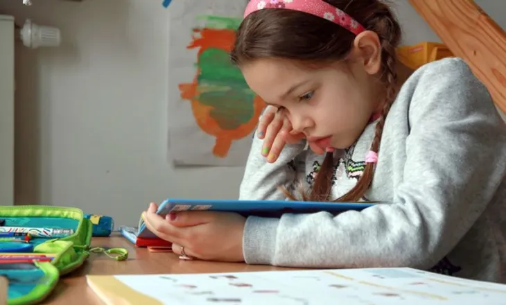 A mund të tregojë pulitja e syve se si po zhvillohet truri i fëmijës? Studimi i ri zbulon lidhjen