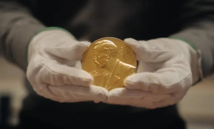 A mund t’i jepet një personi të vdekur Çmimi Nobel? Ja çfarë thonë rregullat