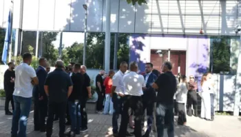 AAK protestë para Kuvendit: Albin Kurti është përgjegjës për bllokimin e institucioneve