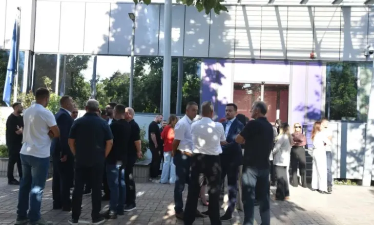 AAK protestë para Kuvendit: Albin Kurti është përgjegjës për bllokimin e institucioneve