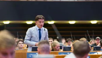 Adrian Simnica përfaqëson rininë shqiptare në Parlamentin Evropian