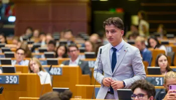 Adrian Simnica, zëri i një rinie shqiptare që kërkon të dëgjohet në Evropë