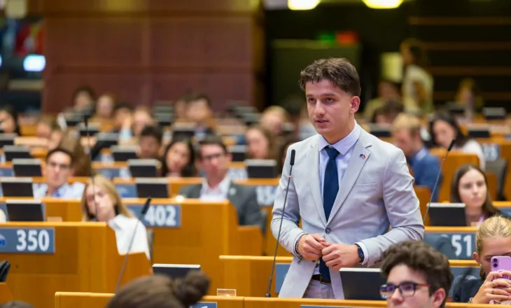 Adrian Simnica, zëri i një rinie shqiptare që kërkon të dëgjohet në Evropë