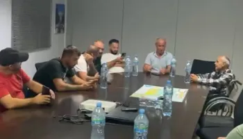 Agravon situata në Patos-Marinzë, banorët ngujohen tek zyrat e Bankers