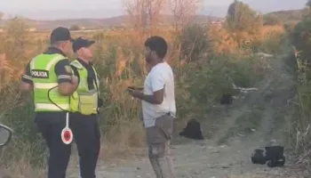 Aksident dramatik në aksin Lushnjë-Berat, motori me 2 emigrantë nga Bangladeshi përfundon në kanal, njëri përfundon në spital