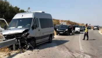 Aksident dramatik në Selenicë, makina përplaset me furgonin e pasagjerëve, 6 të plagosur në spital!