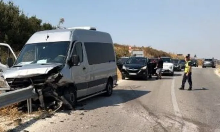 Aksident dramatik në Selenicë, makina përplaset me furgonin e pasagjerëve, 6 të plagosur në spital!