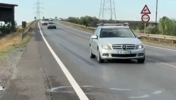 Aksident fatal në aksin Elbasan-Peqin, makina përplas për vdekje këmbësoren (VIDEO)