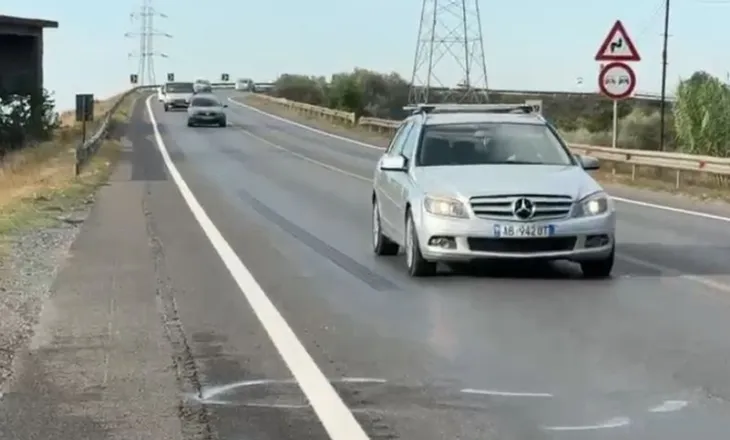 Aksident fatal në aksin Elbasan-Peqin, makina përplas për vdekje këmbësoren (VIDEO)
